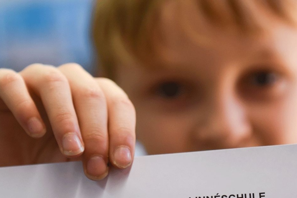 Sein Zeugnis war gar nicht so übel, dennoch bekam es der Junge mit der Angst zu tun (Symbolbild).