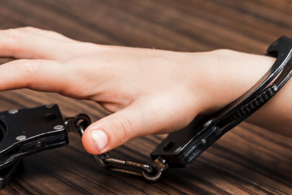 An einem Handgelenk des Kindes baumelte eine Handschelle. (Symbolbild)