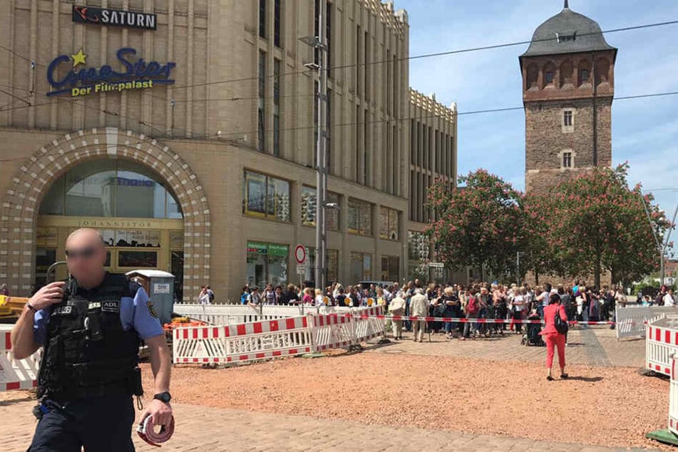 Mehrere hundert Leute mussten das Gebäude verlassen.