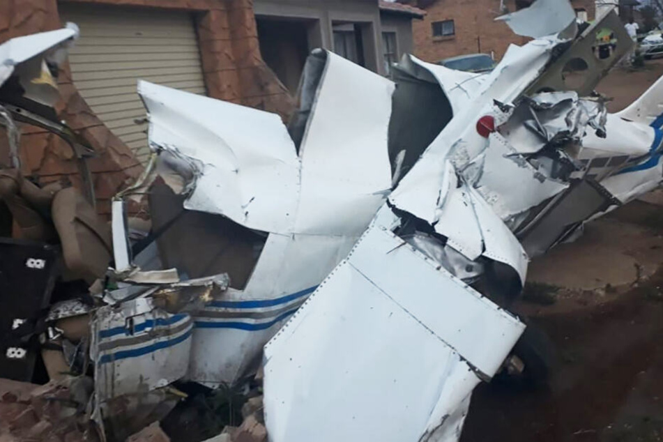 Das Flugzeug erlitt Totalschaden.