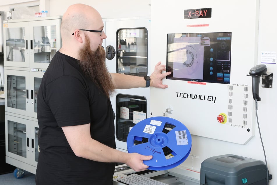 Zählung auf Knopfdruck: André Rose (33) lässt 4000 Bauteile in einer Sekunde zählen. Er ist Leiter der Qualitätssicherung, mit zehn Angestellten die größte Abteilung der Firma.