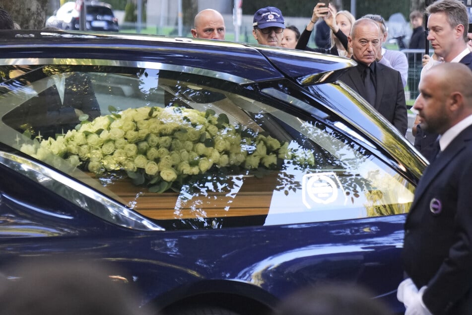 Der Sarg des verstorbenen Modedesigners Giorgio Armani trifft im Armani/Teatro ein.