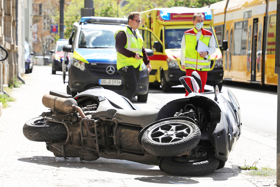 Das dreirädrige Motorrad flog nach dem Unfall auf den Fußweg.