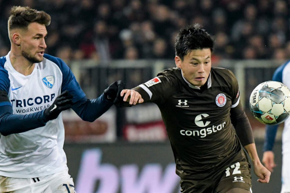 Ryo Miyaichi (rechts) holt sich den Ball.