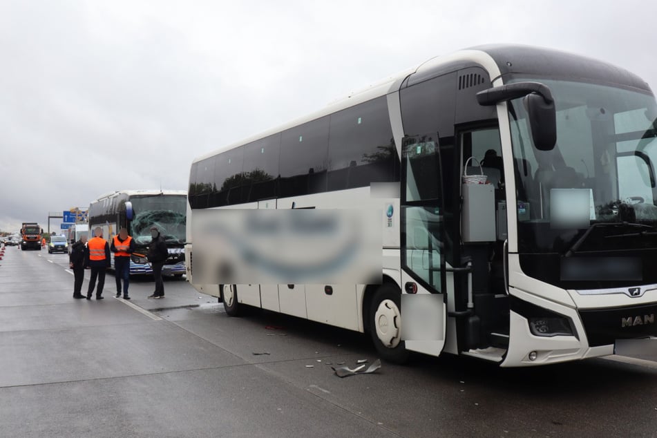 Der Fahrer des vorderen Busses trat auf die Bremse, hinter ihm konnte ein anderer Busfahrer nicht mehr rechtzeitig reagieren.