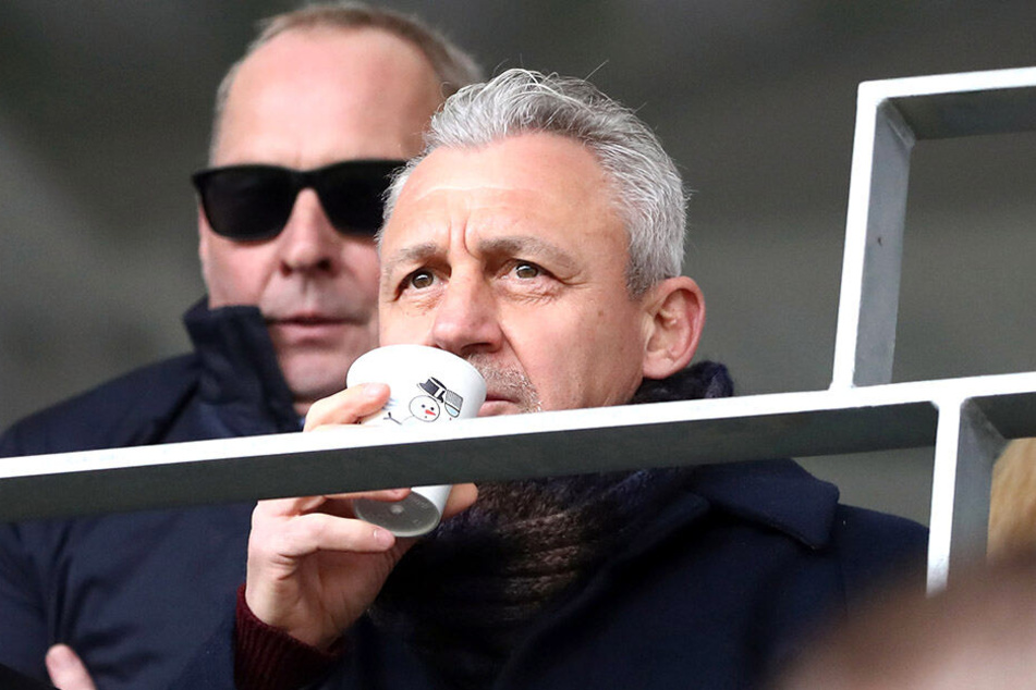 Pavel Dotchev (rechts) im Veilchen-Stadion. Hinter ihm Boss Leonhardt. Beide sind Alphatiere.
