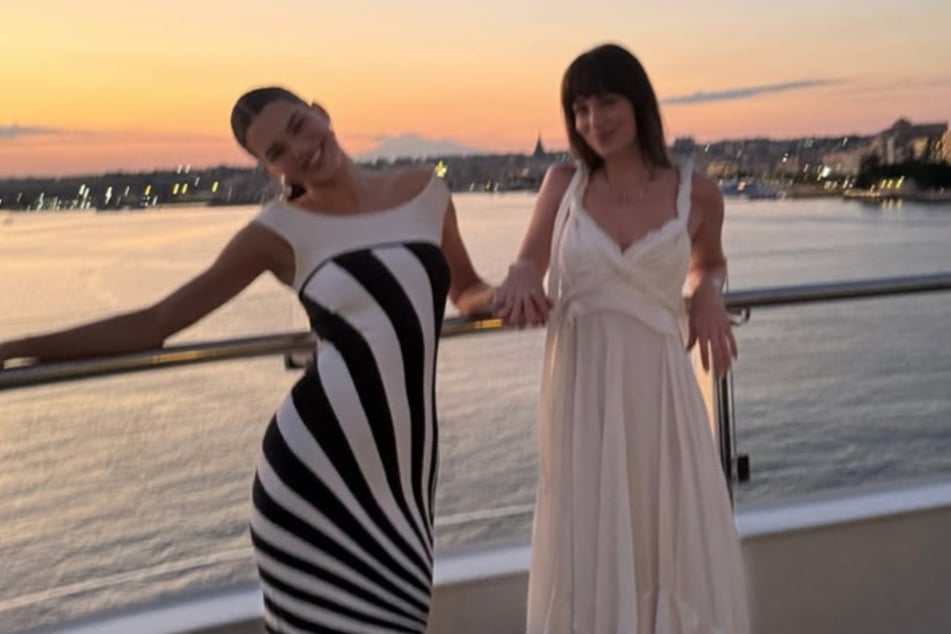 Kendall Jenner and Dakota Johnson (r.) hard-launched their friendship on Instagram.