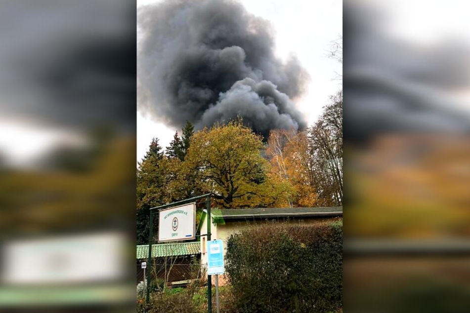 Die Rauchsäule ist kilometerweit sichtbar.
