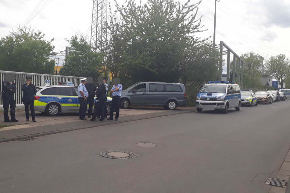 Die Polizei war nur mit wenigen Einsatzkräften vor Ort. Ein Sprecher sagte, dass die Beerdigung ruhig und friedlich verlief.
