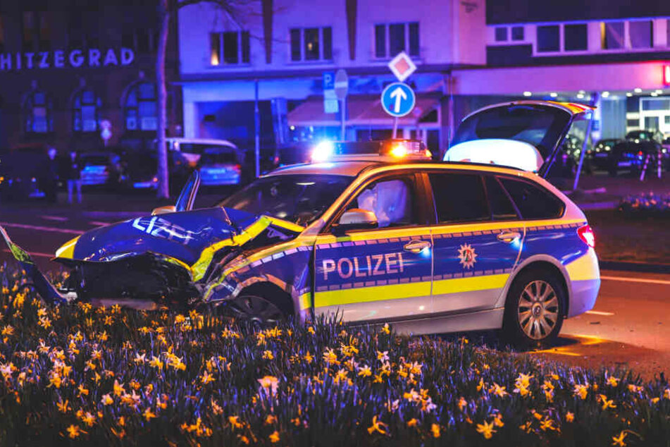 Das Auto der Polizei wurde bei dem Unfall erheblich beschädigt.
