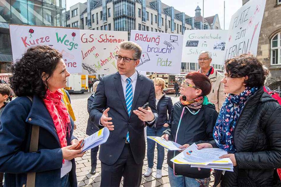 Mit den Eltern im Gespräch: Bürgermeister Ralph Burghardt (47, CDU) versprach eine Lösung des Problems.