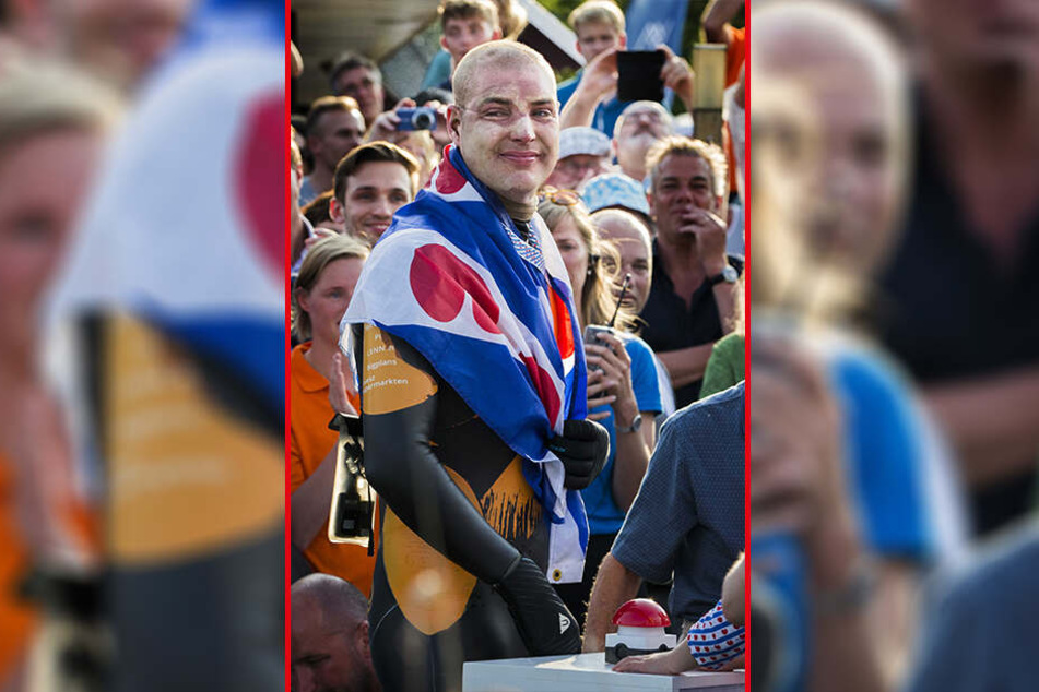 Maarten van der Weijden (38) wird von Zuschauern in Leeeuwarden empfangen.