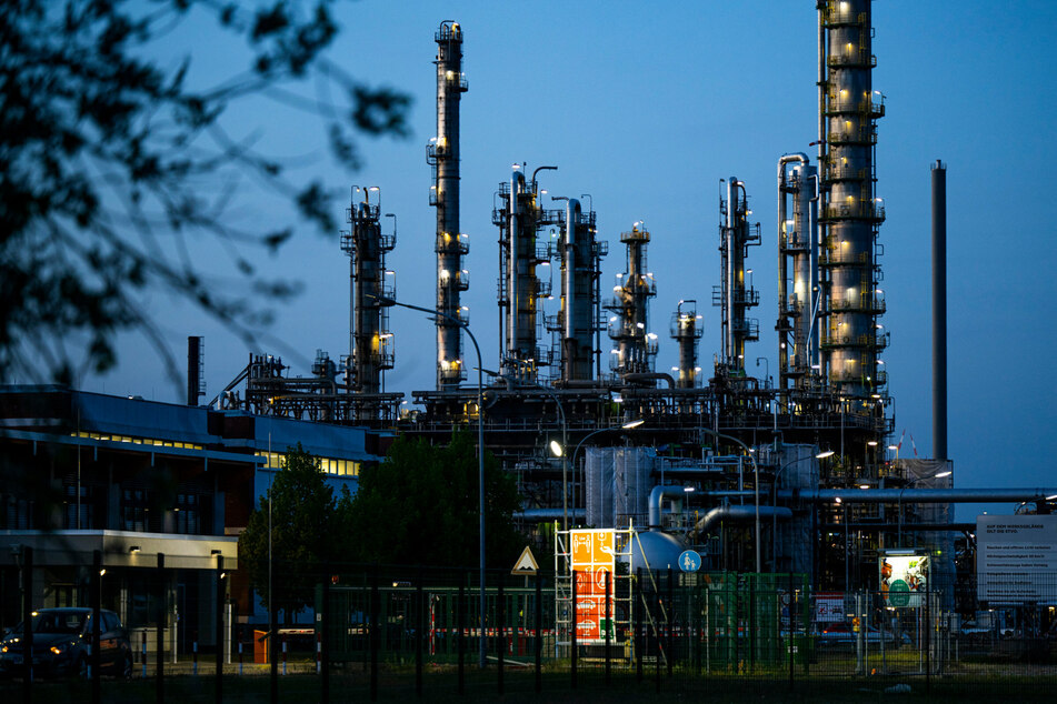 Die Zukunft der Ölraffinerie wird derzeit wegen eines möglichen Stopps der Öllieferungen aus Russland diskutiert.
