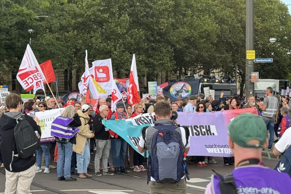 Tausende Menschen versammelten sich vor dem Magdeburger Hauptbahnhof.