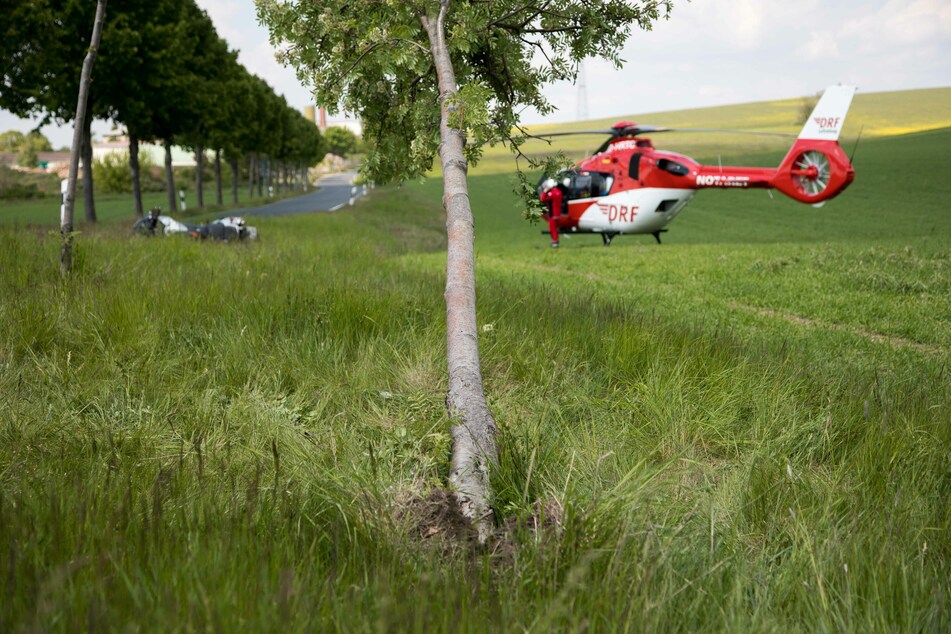 Das Motorrad war erst gegen einen Baum geprallt, bevor es auf einem Feld liegen blieb.