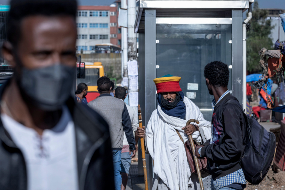 Äthiopien, Addis Abeba: Menschen gehen durch einen Busbahnhof in der Hauptstadt.