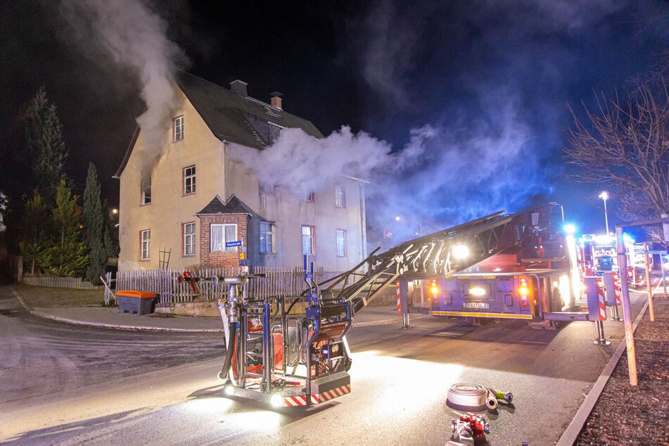 Tragisch: In diesem Wohnhaus kam an Heiligabend ein Mann (82) ums Leben. Aus bisher unbekannter Ursache brach ein verheerender Brand aus.