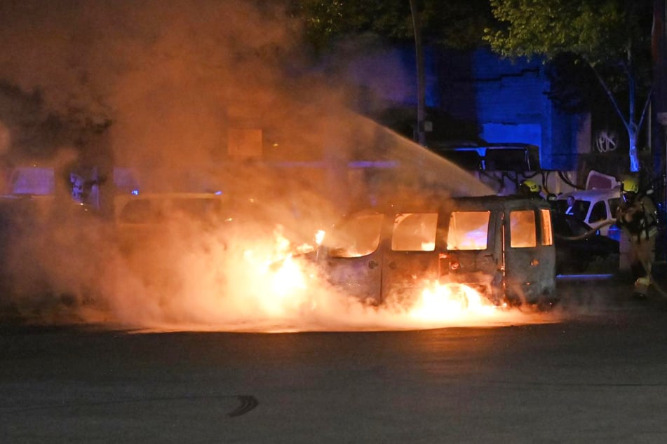 Auf einem Supermarkt-Parkplatz in Alt-Treptow brannte ein Transporter lichterloh.