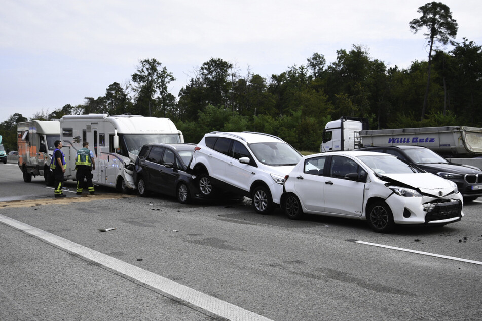 Mehrere Wohnmobile sind an dem Crash beteiligt.