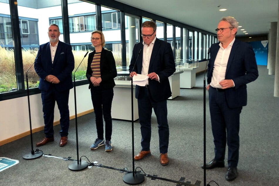 Werden sie schon bald Teil einer Regierungskoalition? Steffen Schütz (v.l., *1966, Co-Landesvorsitzender des BSW), Katja Wolf (48, BSW-Fraktionschefin), Mario Voigt (47, CDU-Fraktionschef) und Georg Maier (57, Thüringer SPD-Parteichef und geschäftsführender Innenminister von Thüringen). (Archivbild)