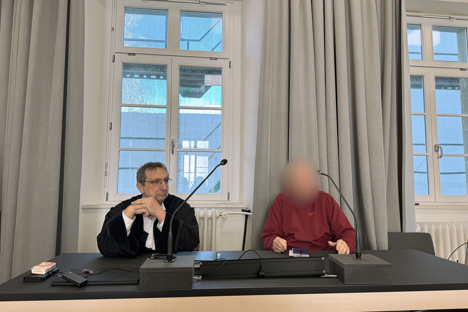 Der 84-jährige Angeklagte (r.) neben seinem Verteidiger Uwe Rung im Landgericht Ravensburg.