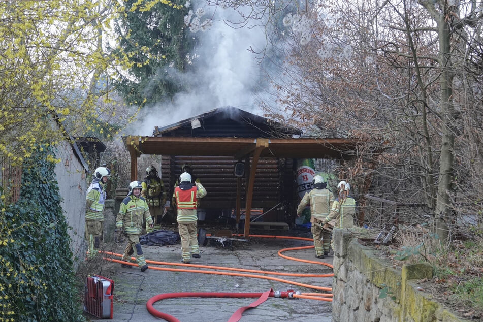 Auf einem Grundstück an der Pillnitzer Landstraße brannte eine Sauna.