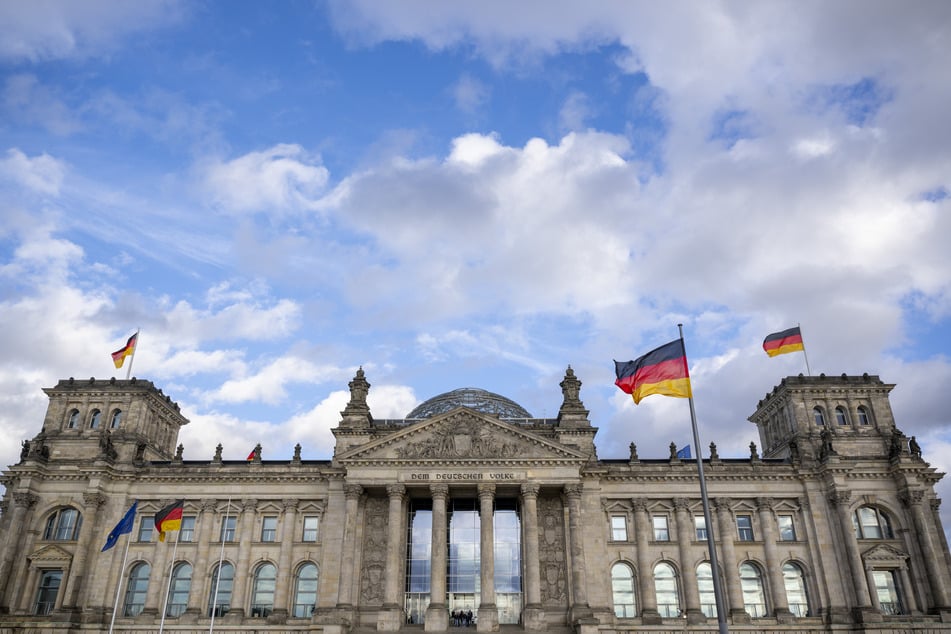 Blick auf das Reichstagsgebäude, den Sitz des Deutschen Bundestags