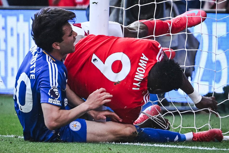 Taiwo Awoniyi (27, r.) ist im Spiel gegen Leicester City gegen den Pfosten gekracht.