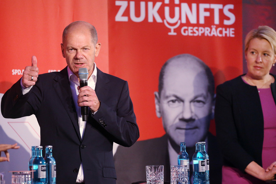 Zu Gast beim Parteitag sind SPD-Kanzlerkandidat Olaf Scholz (63) und Berlins Bürgermeisterkandidatin Franziska Giffey (43).