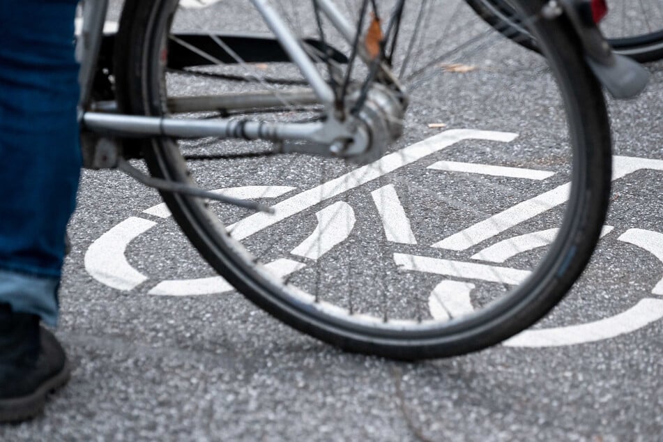 Kreuzungscrash in Deutz: Radfahrer von Toyota erfasst und schwer verletzt