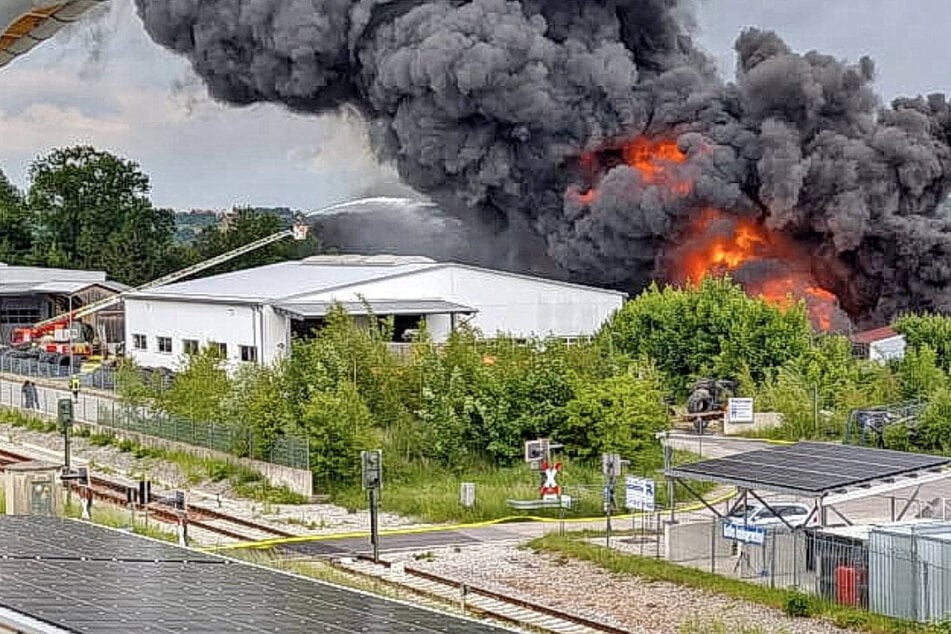 Der Brand eines Gebäudes in Eggenfelden am Freitag hat vermutlich einen Millionenschaden verursacht.