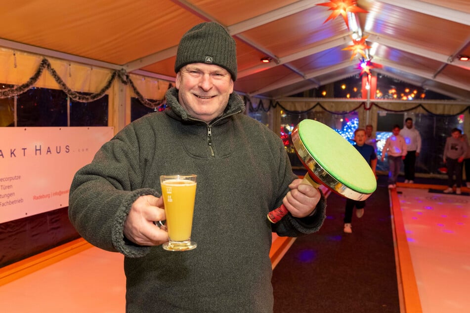 Im Zelt am Biergarten lädt Jens Bauermeister (60) zum Eisstockschießen ein.