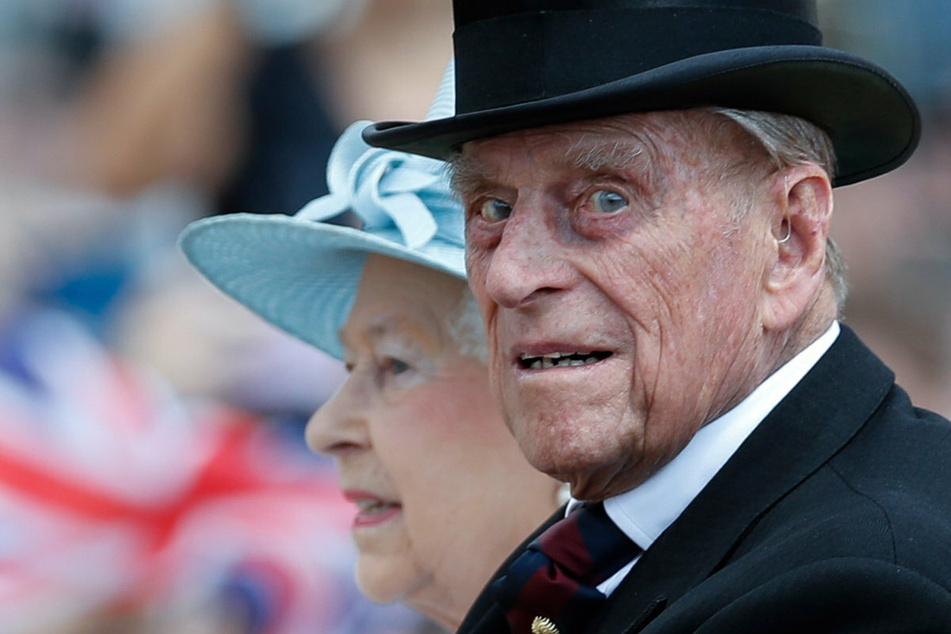 Die britische Königin Elisabeth II. (95) und ihr Ehemann Prinz Philip (†99) bei einer Kutschfahrt in London. Prinz Philip verstarb am 9. April auf Schloss Windsor, umgeben von seinen Liebsten.