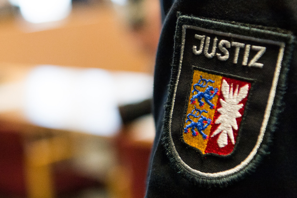 22-Jähriger verfolgt und verletzt Männer mit seinem Auto: Prozessbeginn!