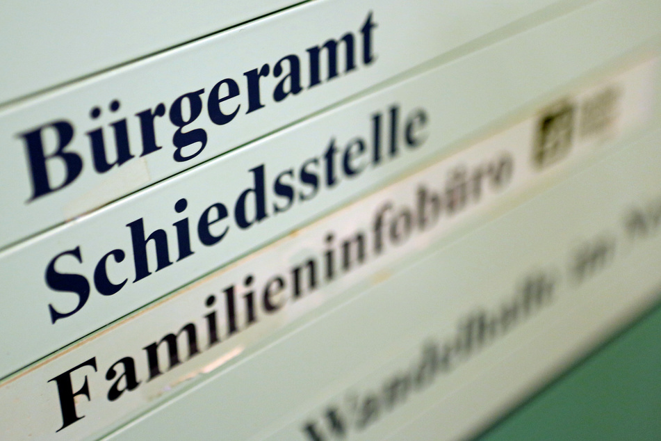 Ein Schild weist auf die Schiedsstelle in Leipzig hin.