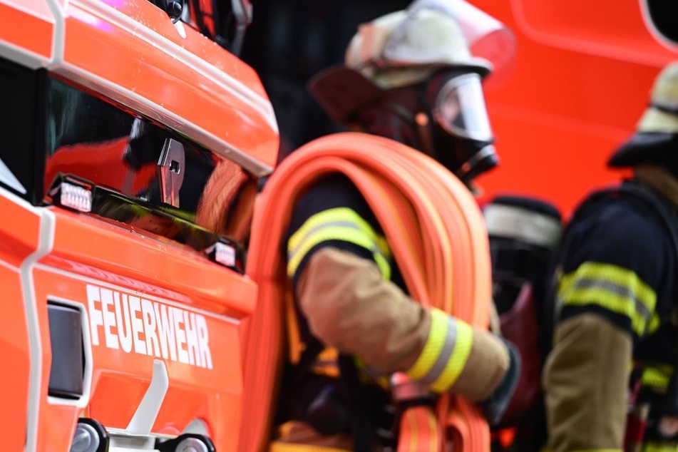 Feuerwehr rettet 86-Jährige aus brennendem Haus: 700.000 Euro Schaden