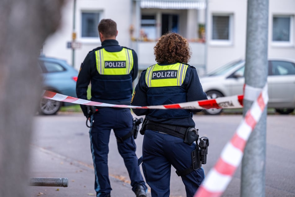 Beamte stehen am abgesperrten Tatort in Landshut. Nach einem Angriff hatten zwei Polizisten auf den Mann geschossen.