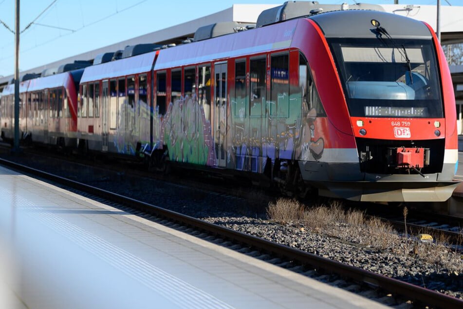 Riskanter Gleiswechsel: Mann wird von Zug erfasst und stirbt