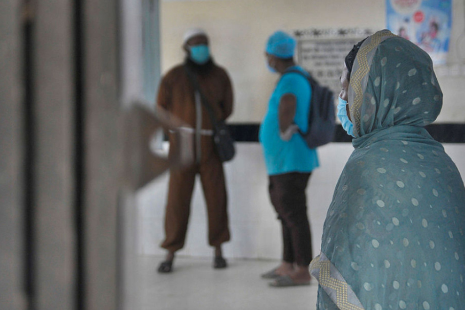 Eine Frau wartet in Indien in einem Krankenhaus auf ihre Diagnose. (Symbolbild)