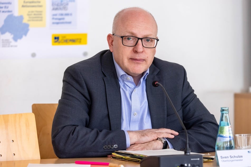 Das Millionenloch hat OB Sven Schulze (54, SPD) nach TAG24-Informationen inzwischen im Alleingang per Eilentscheidung abgesichert.