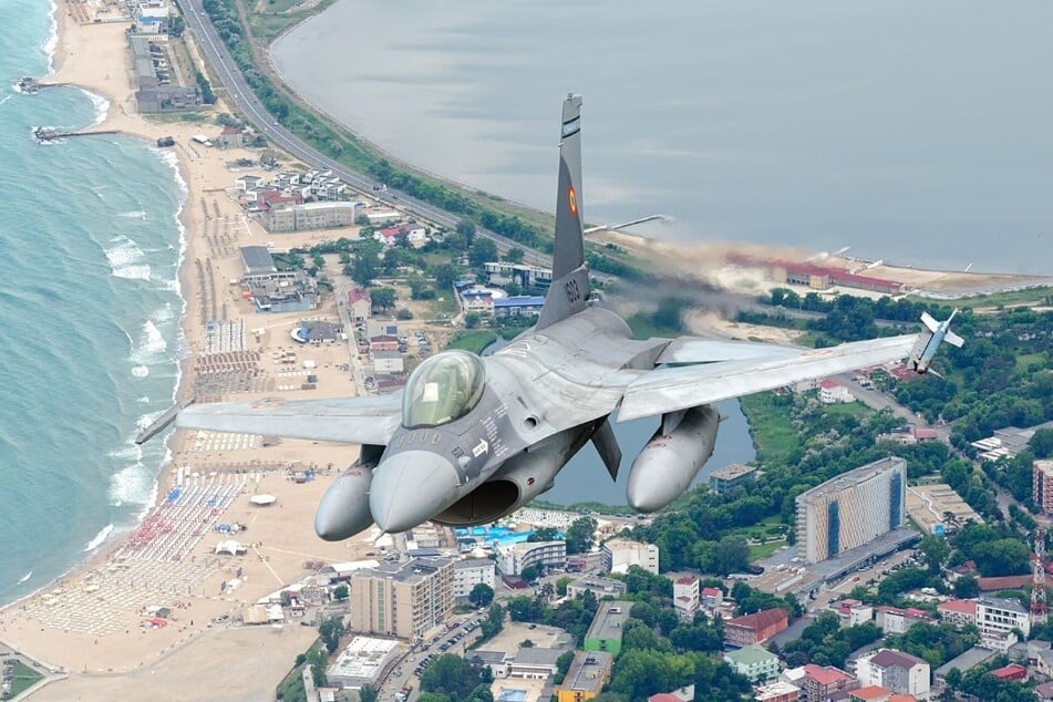 Ein rumänischer F-16-Jet über Constanța, ganz in der Nähe soll die neue Basis entstehen.