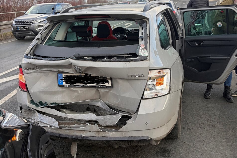 Senior kracht in wartende Autos: Zwei Kinder bei Unfall verletzt