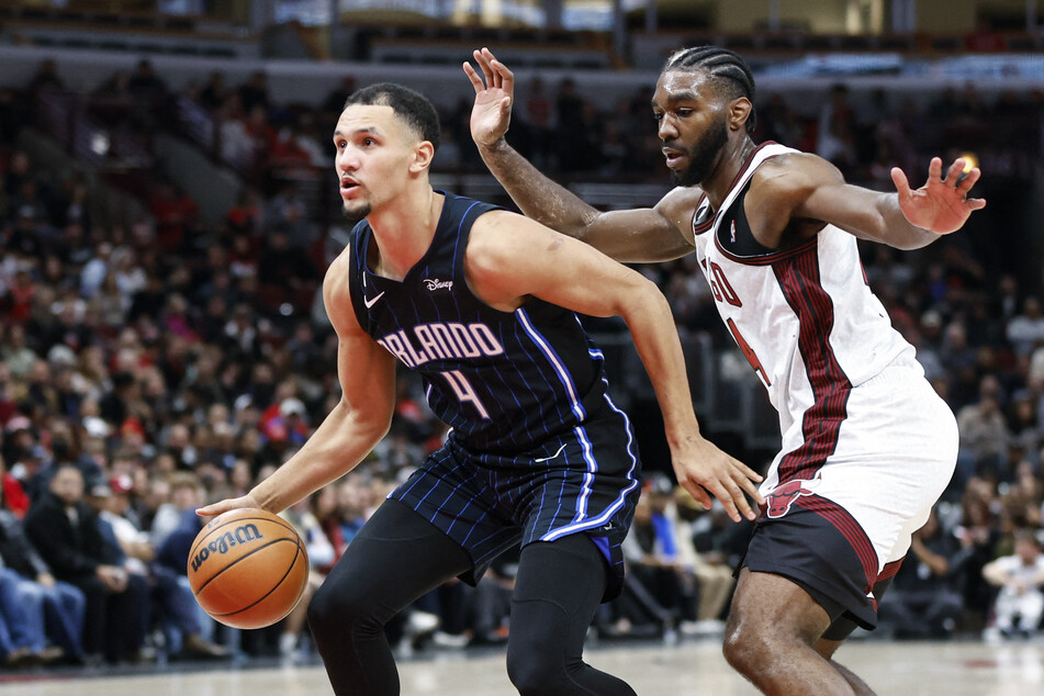 Jalen Suggs (l.) finished with 20 points and eight assists for the Magic against Chicago.