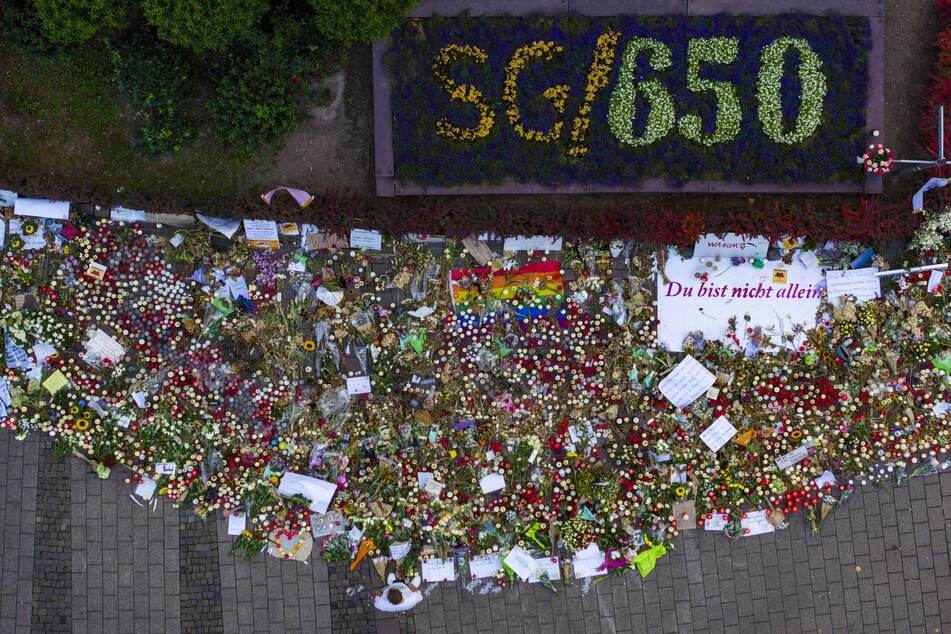 Nach dem Attentat hatten die Menschen in Solingen unzählige Blumen und Kerzen am Tatort abgelegt.