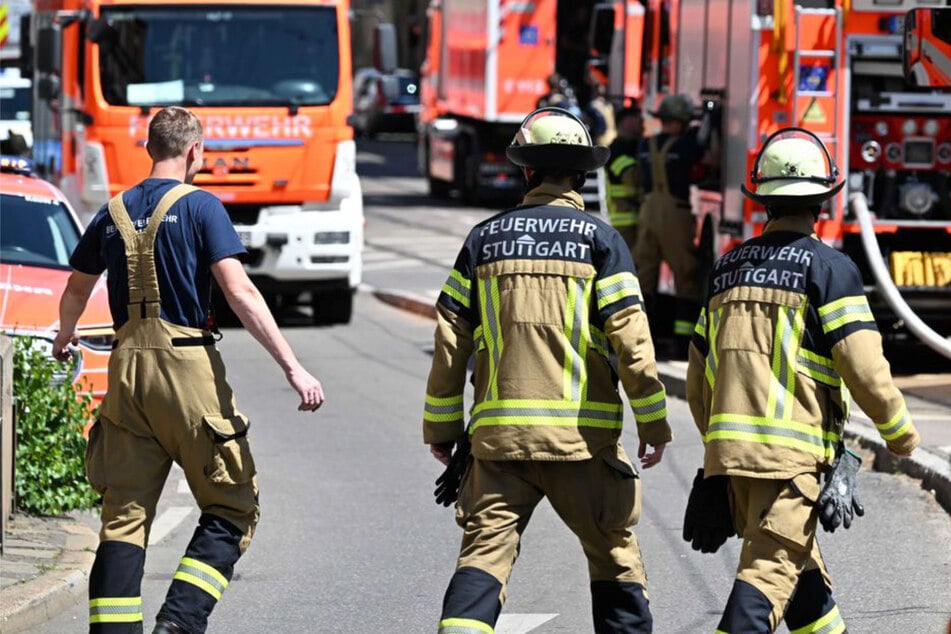 Stuttgart: Große Rauchwolke über Edeka in Stuttgart: Feuerwehr im Großeinsatz