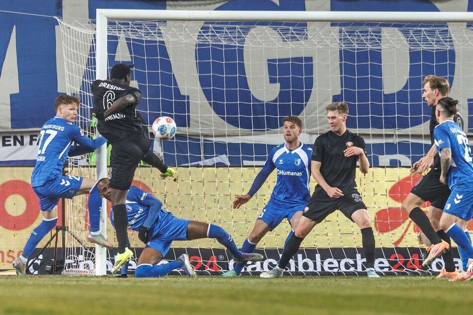 Volles Rohr mit rechts unter den Balken: Kofi Amoako (20, 2.v.l.) bei seinem Tor zum 1:1 in Magdeburg. Es war ein historischer Treffer.