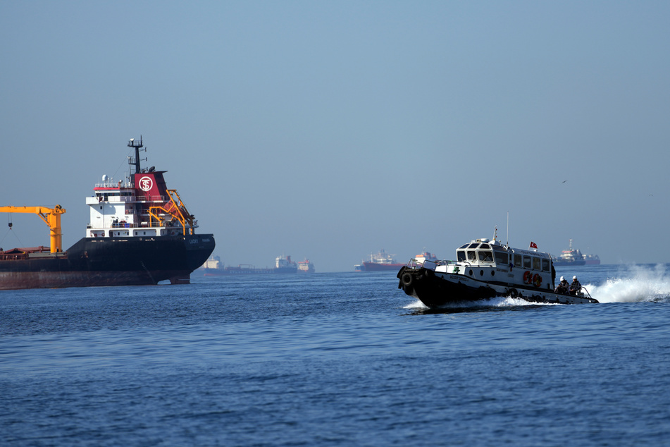 Ein Boot mit russischen, ukrainischen, türkischen und UN-Beamten macht sich Ende September auf den Weg, um aus der Ukraine kommende, mit Getreide beladene Frachtschiffe im Marmarameer zu inspizieren.