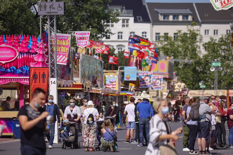 Besucher schlendern über den Hamburger Sommerdom, der am heutigen Sonntag zu Ende geht.