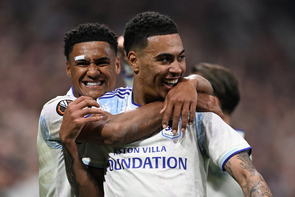 Torschütze Morgan Rogers (r.) und Ollie Watkins freuen sich über das dritte Tor - und den EL-Titel?