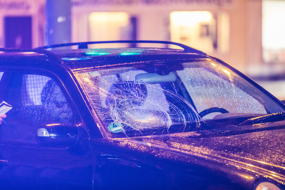 Mercedes übersieht Fußgänger: Opfer schwer verletzt